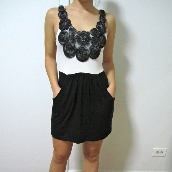 Soprano Black and White Dress with Floral Details - Picture 4 of 14